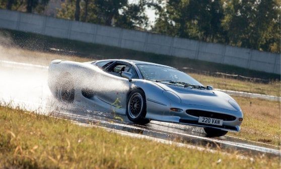 Torna su strada la Jaguar XJ220