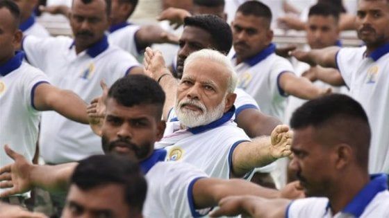India, il premier Modi: "Fate yoga, è uno scudo protettivo contro il Covid 19"