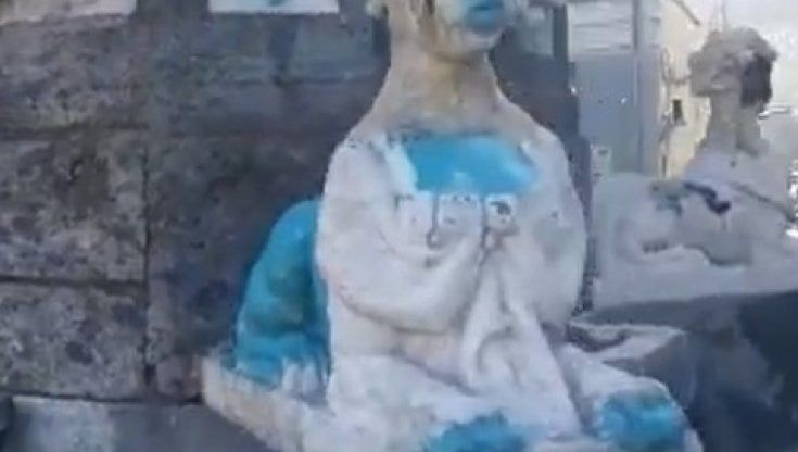 Napoli, l'abbandono di piazza Mercato: vandalizzata la fontana del Seguro