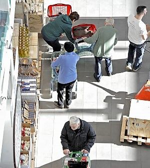 Dicembre frena il crollo dei consumi.<br />Confcommercio: "Ripresa &egrave; lontana"