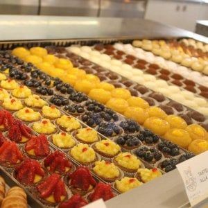 Tra savarin e ginevrine i dolci "mondiali" della pasticceria Galla