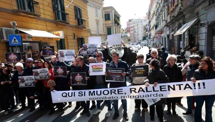 Napoli, sit-in al corso Vittorio Emanuele: “Pedoni a rischio, più controlli”
