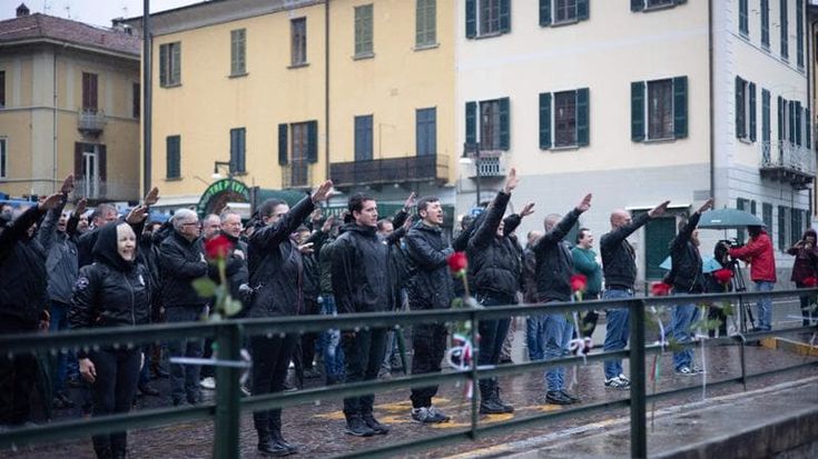 Aquile, saluti romani, labari e teste rasate. A Dongo sfila la galassia nazifascista