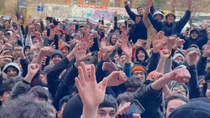 Cicciogamer89 si scusa su TikTok per le file a Roma: “Avevo 450 panini, voi eravate 1.500. Che devo fa’? La polizia voleva fermarmi”