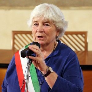 "Basta mantenere i rom che poi girano in Porsche"