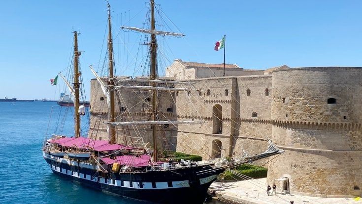 Marina, la nave scuola Palinuro è tornata a Taranto: porte aperte ai visitatori