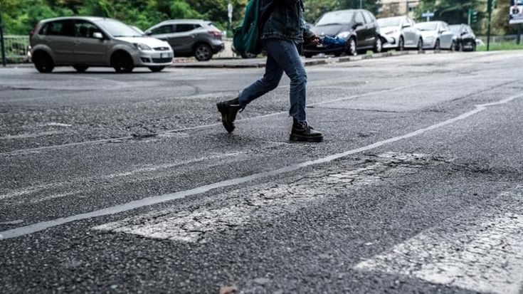 In 500 investiti agli incroci, lite sulle strisce pedonali: “Ormai non si vedono più”