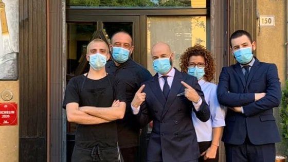 Dietro la mascherina che sfida per gli uomini di sala: "Impariamo a sorridere con gli occhi"
