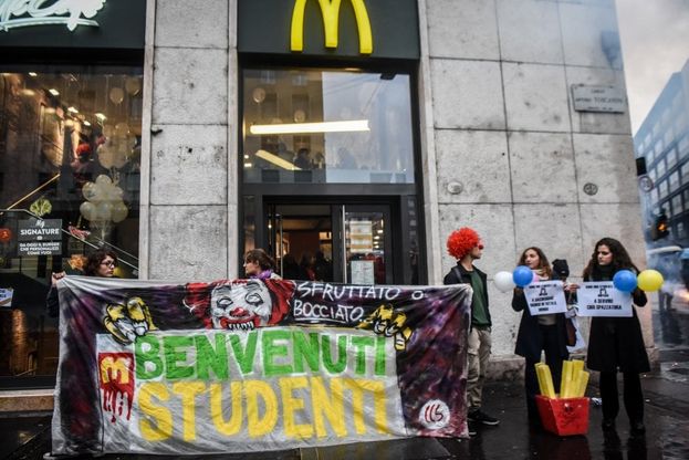 Milano, blitz degli studenti da McDonald's: "No allo sfruttamento". Ma i clienti li contestano
