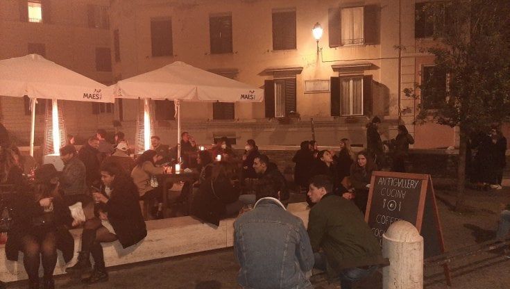 Monti, residenti contro un pub: assembramenti e musica ad alto volume