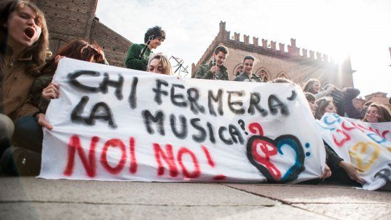 Bologna, la protesta del liceo musicale: "Non toccate i nostri prof"