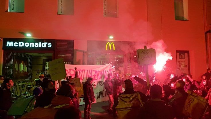 La rabbia dei riders, a Bologna picchettano McDonalds 