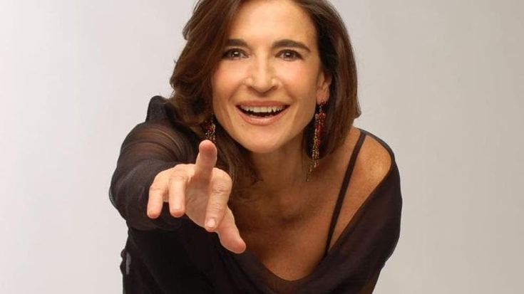 Lina Sastri musica e piano in “Voce ‘e notte”