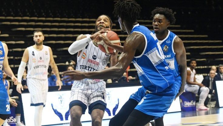 I mille nodi del basket italiano: fermarsi, continuare con i rinvii o cambiare i calendari