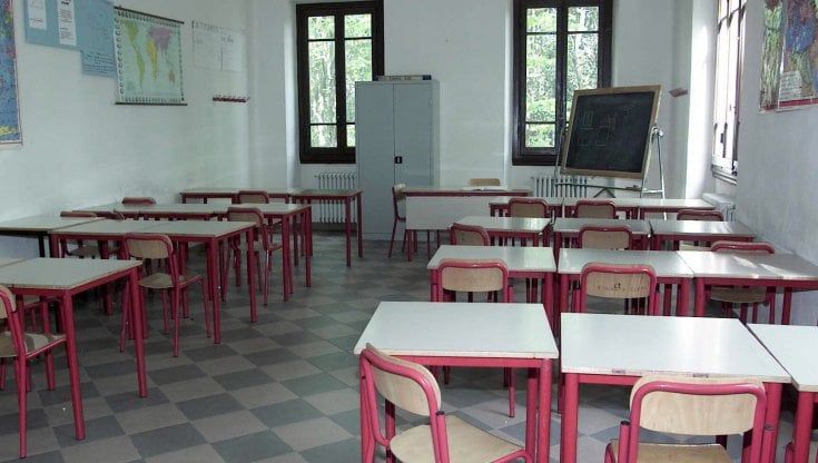 Prof minacciato in classe con la pistola denuncia gli alunni che hanno fatto il video