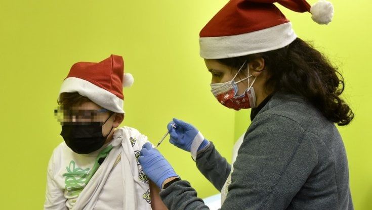 Covid, primo giorno di vaccino ai bimbi a Parma. Sanitari e famiglie: "Fiducia nella scienza"