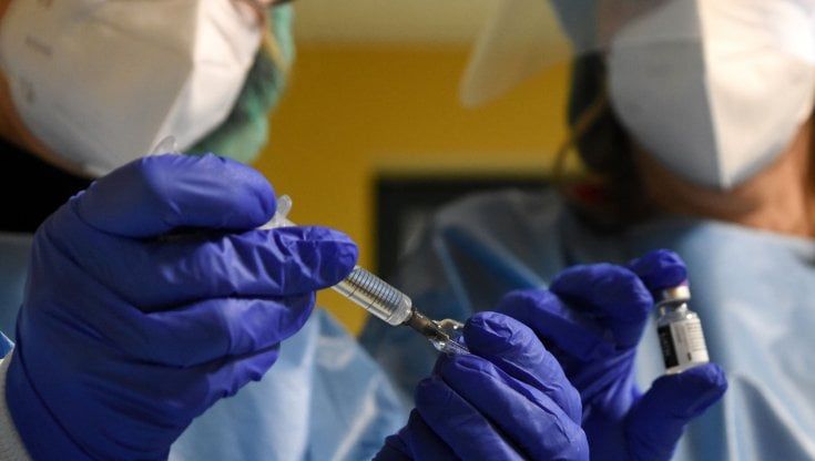 Lopalco: "Sul vaccino troppi falsi miti, vi spiego perché non ci sono pericoli"