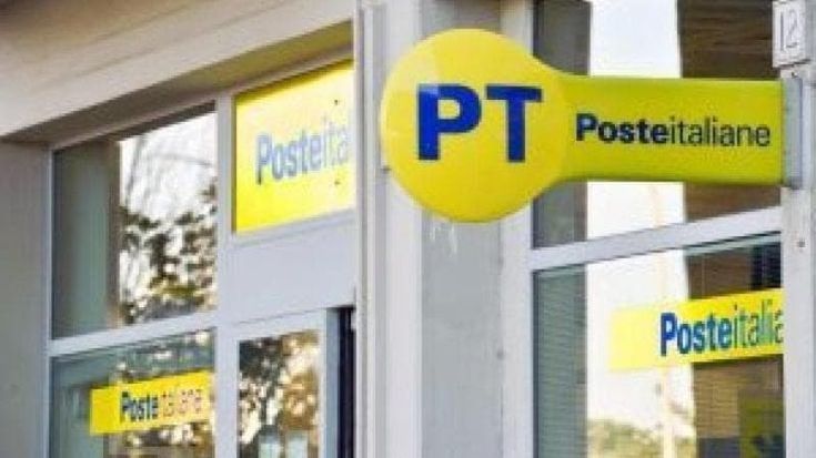 Spiava le colleghe in bagno con una telecamera nascosta, arrestato il direttore di un ufficio postale a Taranto. Nel pc trovate 120mila foto
