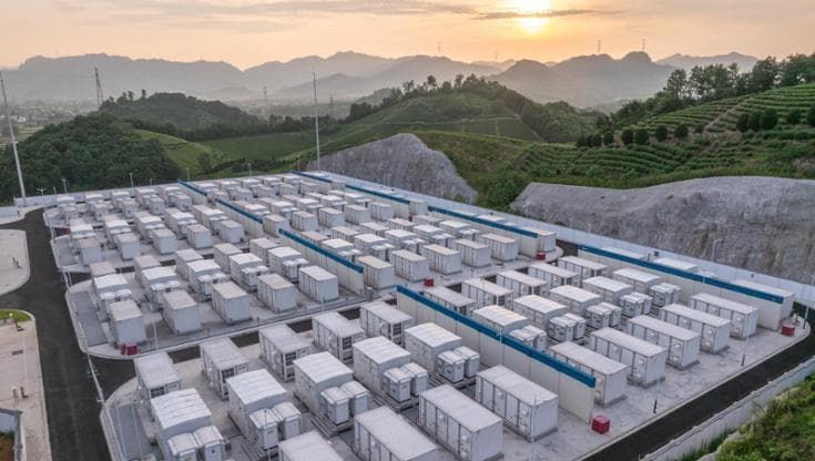 Batterie, prezzi ancora in calo nel 2025: Cina in vantaggio, crolla lo storage stazionario