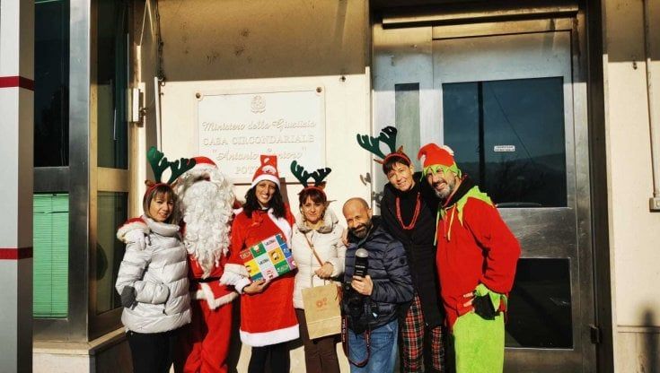 Babbo Natale nel carcere di Potenza: i detenuti con i propri figli