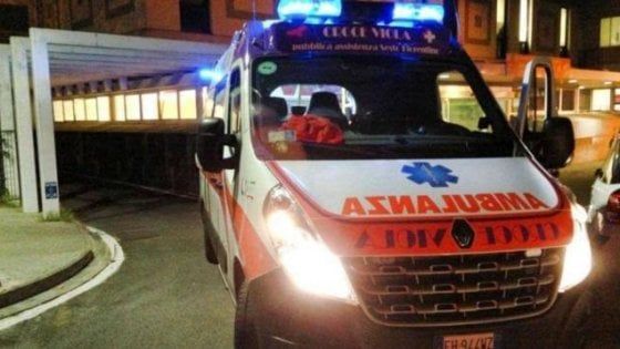 Morto bambino di 10 anni incastrato in un cassonetto per indumenti