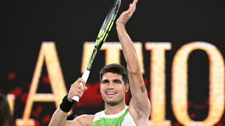 Alcaraz provoca, Melbourne applaude. Sinner è sotto tiro