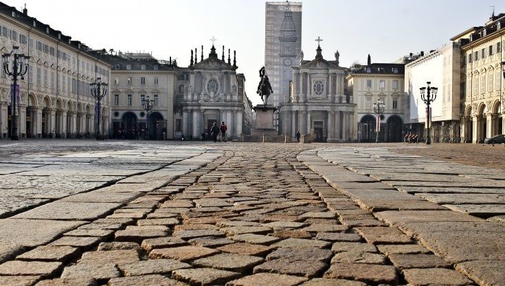 Zona rossa Piemonte, le regole: tutte le scuole chiuse, niente visite ai parenti, stop anche ai parrucchieri