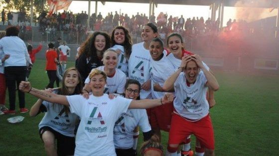 La Pink Bari lancia un crowdfunding per il pulmino: "Porteremo il calcio femminile nelle piazze"