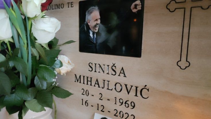 Sulla tomba di Sinisa un mese dopo la sua scomparsa: "Resti il più grande"