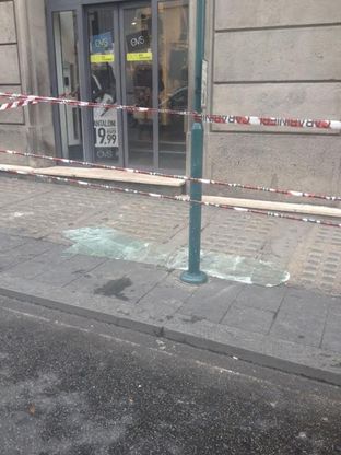Paura in via del Tritone, per il forte vento crolla il vetro di una finestra: ferita una turista