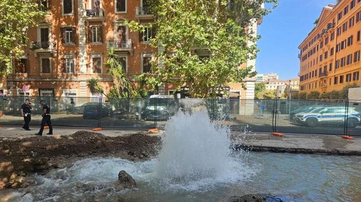 Prati, spunta una fontana d’acqua nel cantiere del nuovo capolinea del tram 19