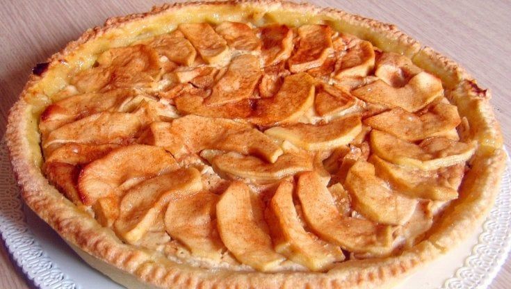 La torta di mele e l'ape solitaria, così sapore e ambiente vanno a braccetto