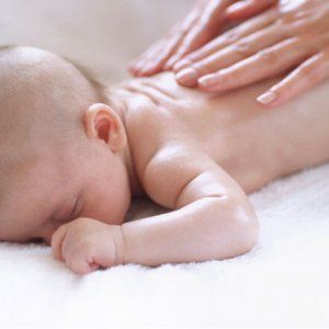Baby massage, quando il tocco fa bene al neonato