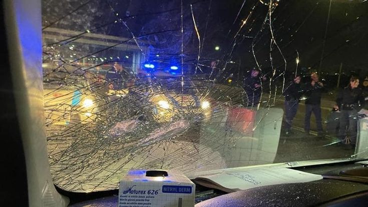 Sanitari del 118 aggrediti al campo nomadi di via Candoni: ambulanza vandalizzata