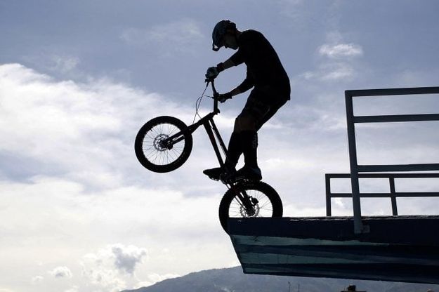 Salto show dal trampolino con la bici