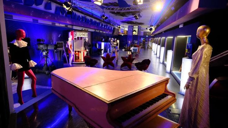 Renzo Arbore dona al museo Rai di Torino la prima radio della sua collezione