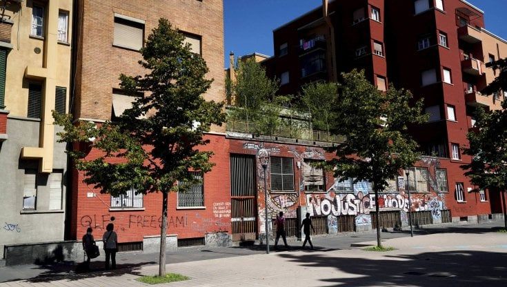 Il Daspo ai rapper della Seven Zoo di San Siro: se la criminalità di strada diventa un format per soldi e successo
