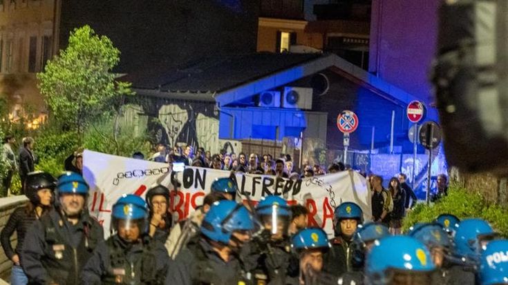 Corteo di anarchici per Cospito, Meloni: “Solidarietà all’agente ferito. No a intimidazioni”