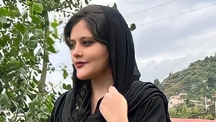 Iran, proteste per la morte di una ragazza fermata dalla polizia perché non indossava correttamente il velo 