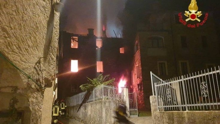 Incendio distrugge gli appartamenti in un palazzo di Cadegliano Viconago: abitanti in fuga