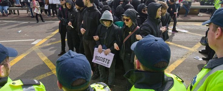 Bruxelles, tensione al corteo anti-Islam. A Molenbeek estremisti di destra e antirazzisti: 100 fermi