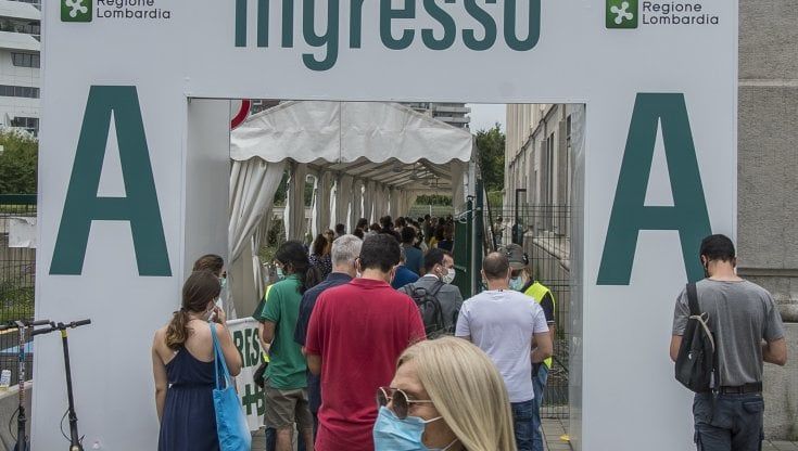 Covid, corsa ai vaccini aggiornati contro le varianti: ecco chi farà i richiami in autunno