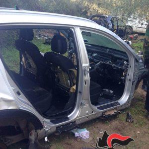 Andria, smontavano auto rubate con l'aiuto di un 16enne: scoperti e arrestati 