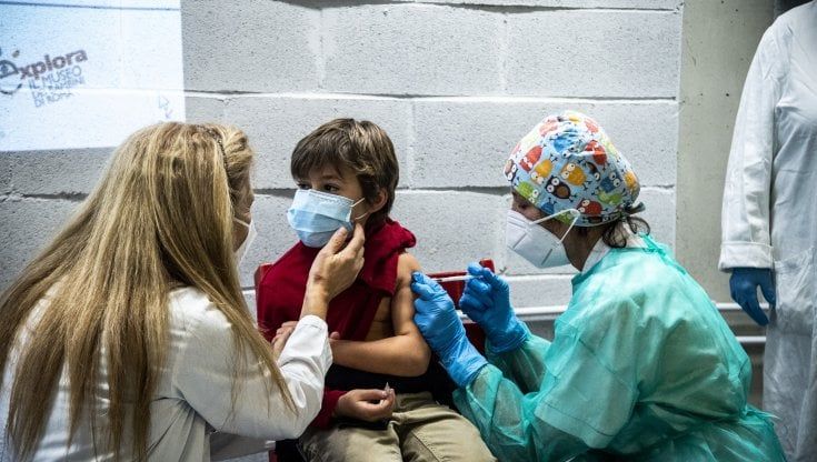 È la pandemia dei bambini, record di casi alle elementari. Ma sui vaccini si va a rilento