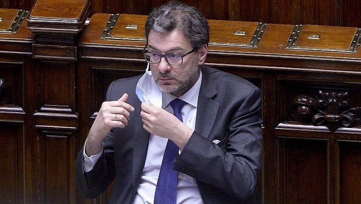 Giorgetti (Mise): "Incentivi a chi assume da aziende in crisi"