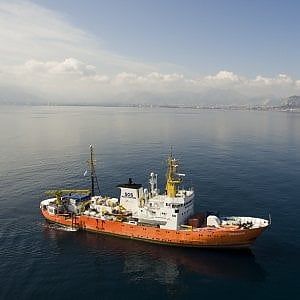 La denuncia della Ong: "Soccorsi in mare ritardati per dare priorità ai libici, noi costretti a guardare impotenti"