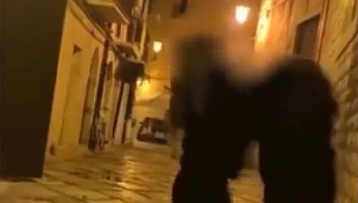 Barletta, ragazzina picchia coetanea in strada mentre qualcuno filma con il cellulare: il video diffuso in chat. I genitori: "Siamo mortificati"