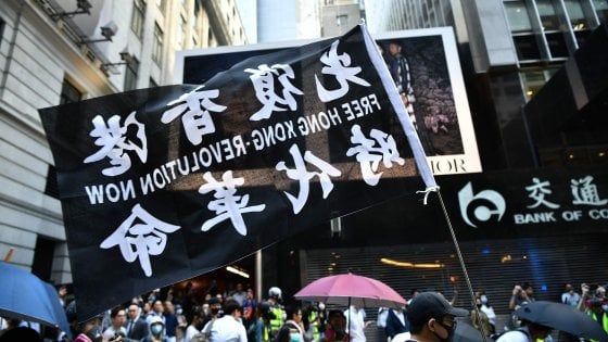 Gli scontri di Hong Kong pesano anche sui mercati, Borse in calo