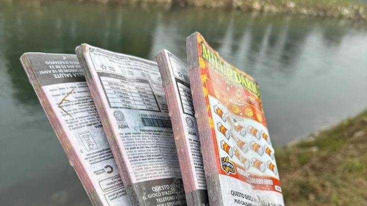 Migliaia di Gratta e Vinci gettati in un canale nel Lodigiano: in tanti provano a recuperarli