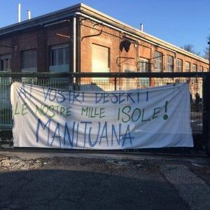 Contro il decreto Salvini occupato l'ex deposito Amiat. E il M5S approva